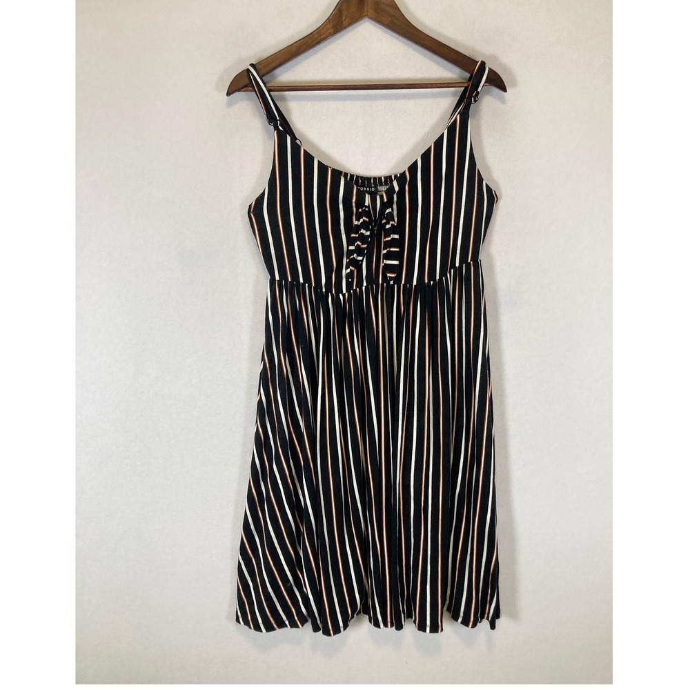 Boho Chic Torrid Women Size 0 Black Striped Tie Front Smocked Skater‎ Sundress